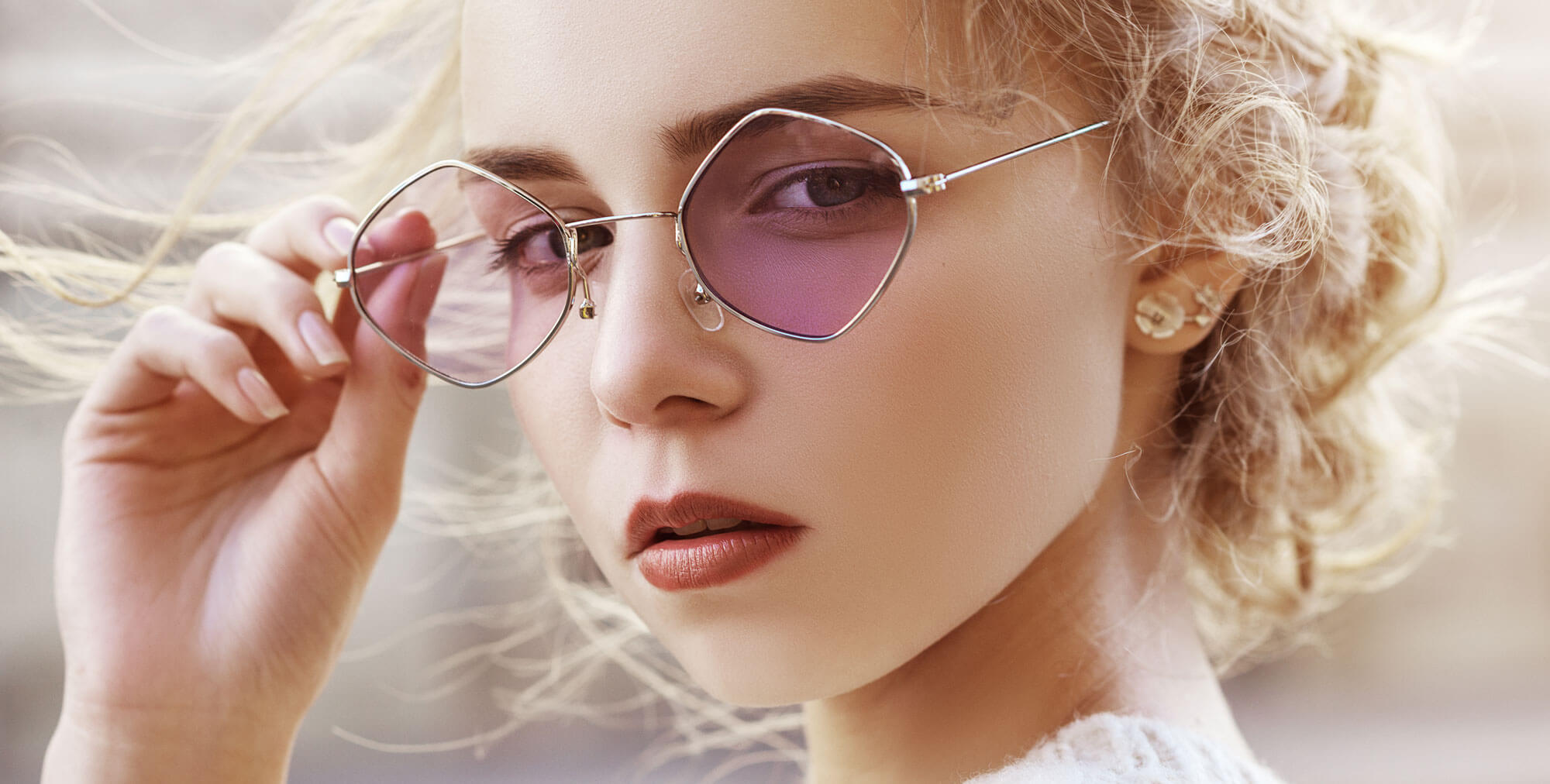 fille avec lunettes roses